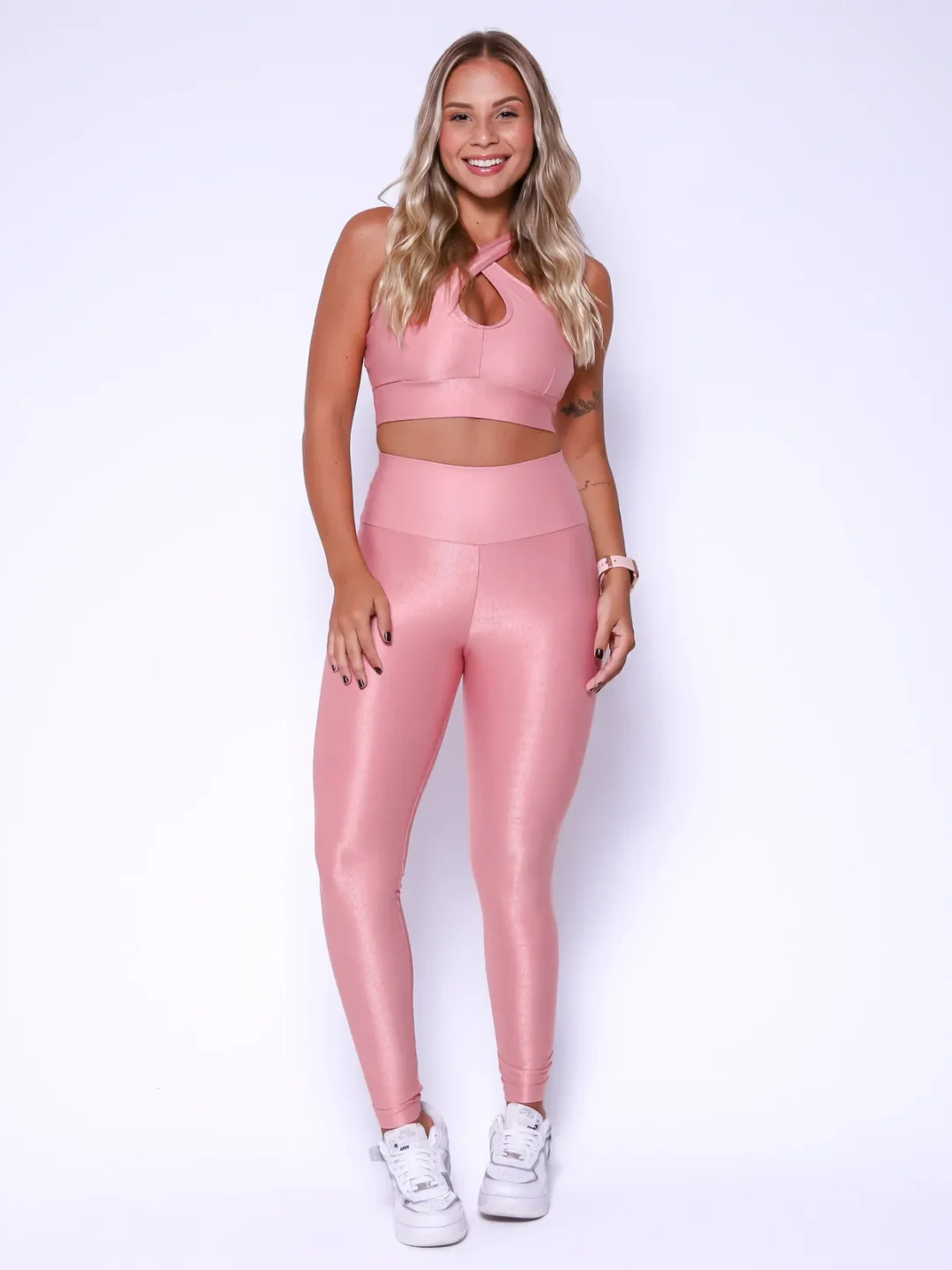 Modelo vestindo o conjunto de Legging Clássica e Top Luiza feito em tecido Aveludado de compressão, na cor rosa rosê