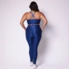 Modelo plus size vestindo o conjunto de Legging de Bolso e Top Clara feito em tecido aveludado de compressão, na cor azul night blue