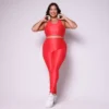 Modelo plus size vestindo o conjunto de Legging de Bolso e Top Clara feito em tecido aveludado de compressão, na cor vermelho