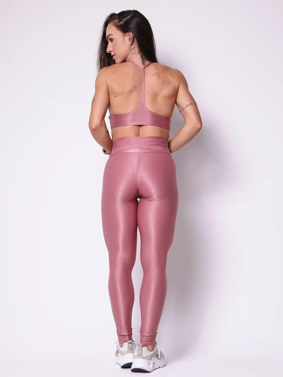 Modelo vestindo o conjunto de Legging Case e Top Ellen feito em tecido Aveludado de compressão, na cor rosa nude