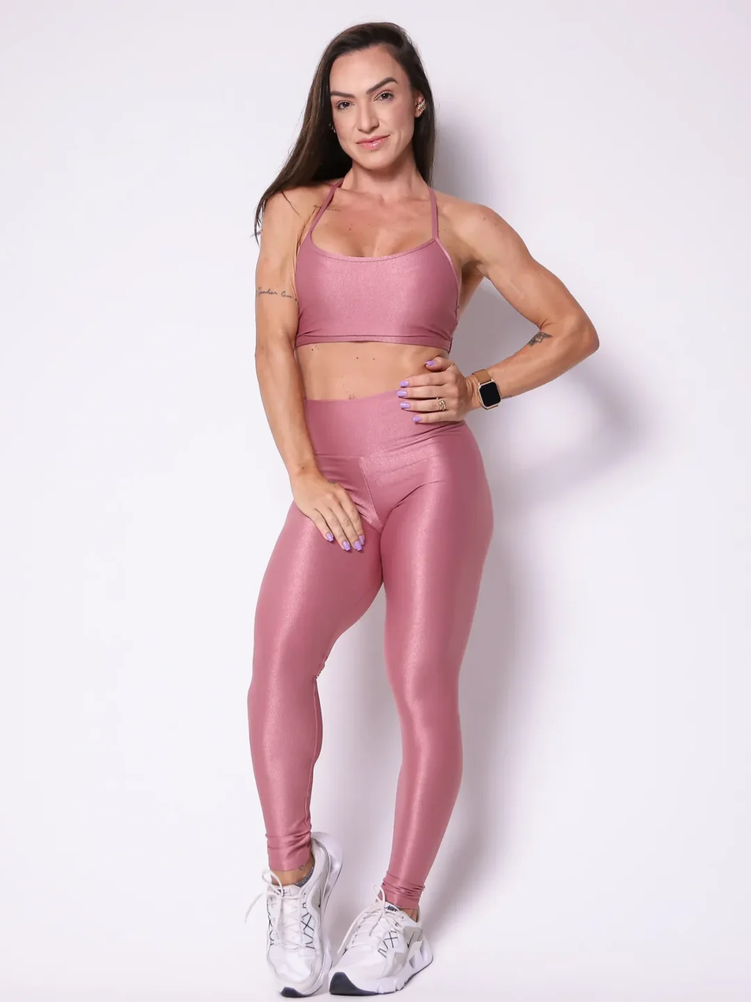 Modelo vestindo o conjunto de Legging Case e Top Ellen feito em tecido Aveludado de compressão, na cor rosa nude