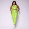 Modelo plus size vestindo o conjunto de Legging Clássica e Top Anne feito em tecido Aveludado de compressão, na cor verde citrus