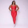 Modelo plus size vestindo o conjunto de Legging Clássica e Top bia feito em tecido Aveludado de compressão, na cor vermelha