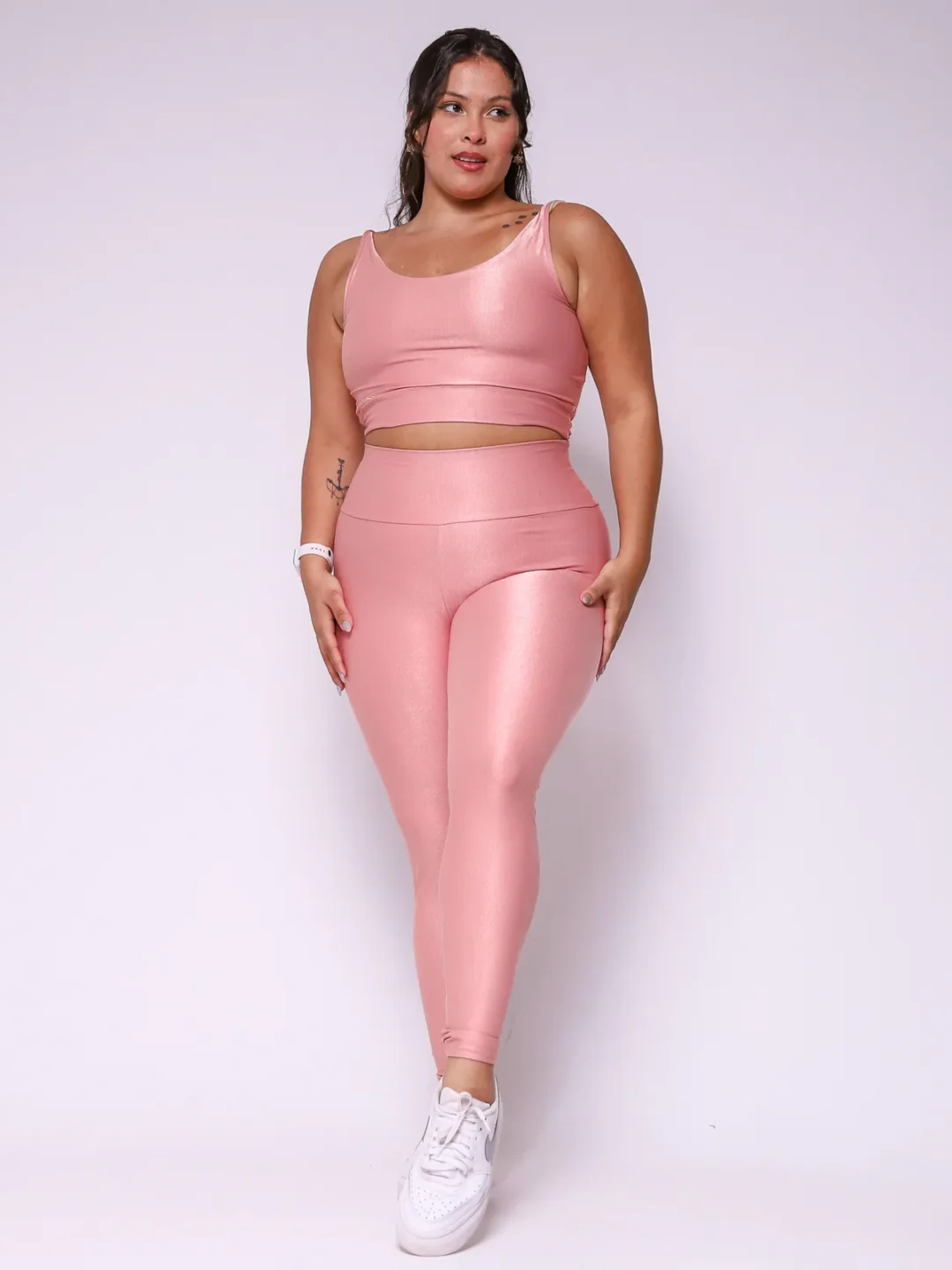 Modelo plus size vestindo o conjunto de Legging Clássica e Top bia feito em tecido Aveludado de compressão, na cor rosa rosê