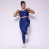 Modelo plus size vestindo o conjunto de Legging Clássica e Top bia feito em tecido Aveludado de compressão, na cor azul night blue