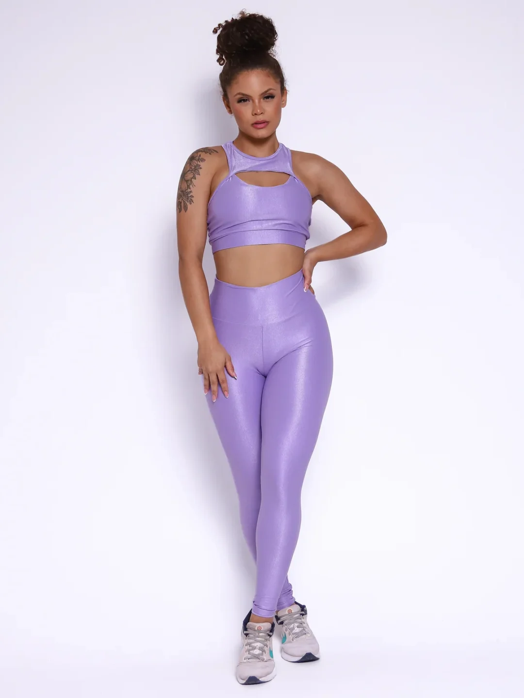 Modelo vestindo o conjunto de Legging clássica e Top Andressa feito em tecido Aveludado de compressão, na cor lavanda