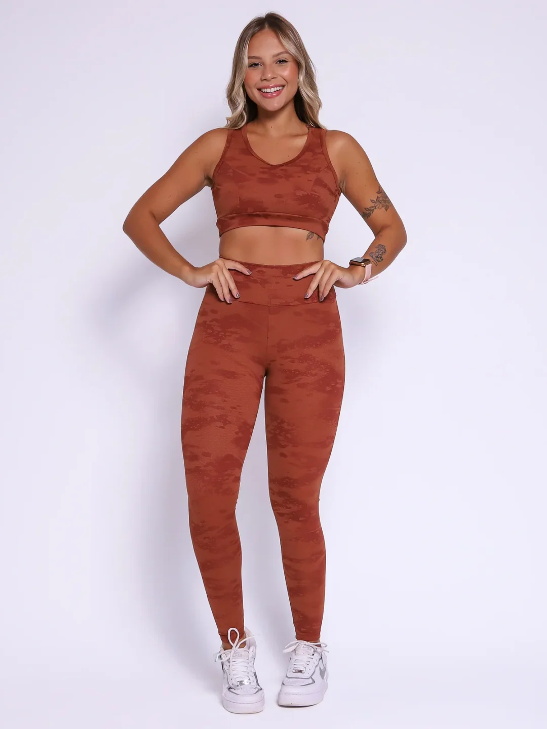 Modelo vestindo o conjunto de Legging Clássica e Top Liss Jacquard Spot feito em tecido jacquard, com textura spot, na cor marrom capuccino