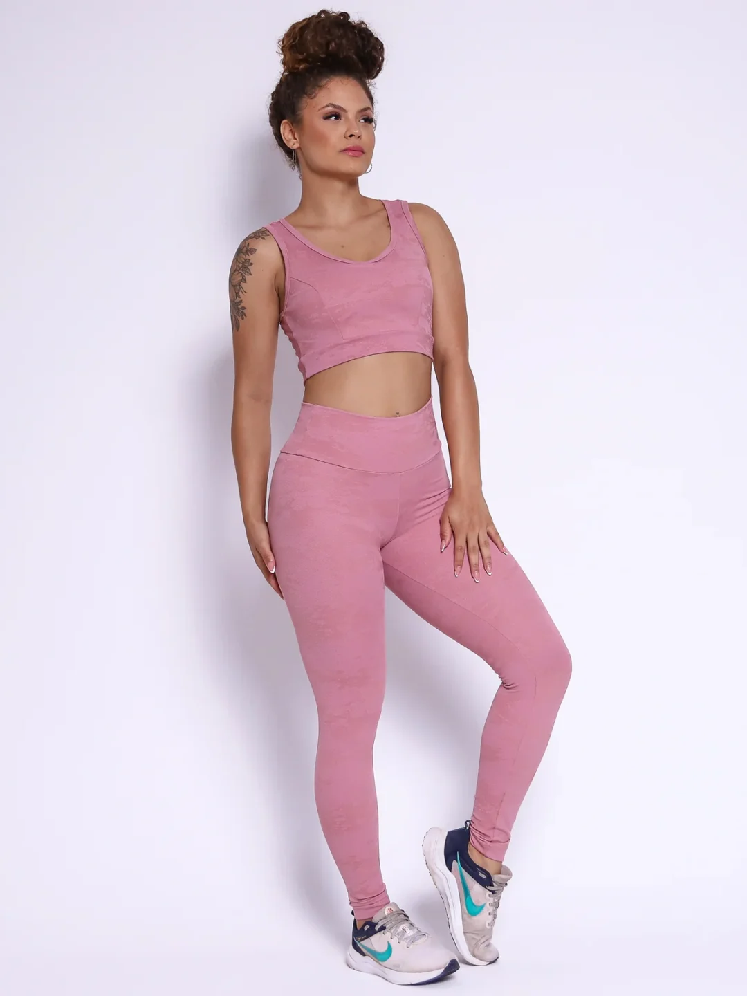 Modelo vestindo o conjunto de Legging Clássica e Top Liss Jacquard Spot feito em tecido jacquard, com textura spot, na cor rosa rosé